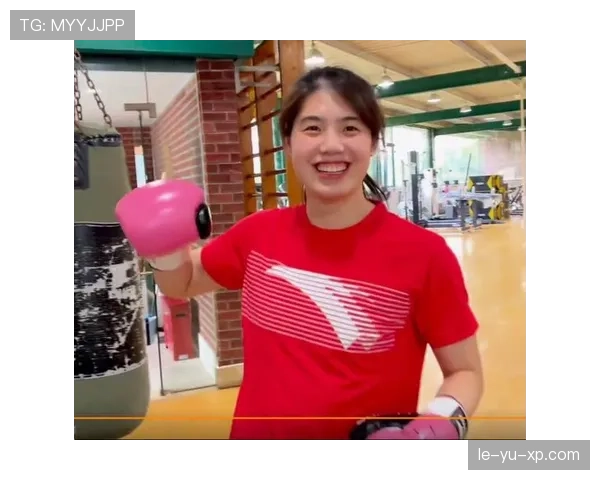 张雨霏训练完顺手买了个包，我加班三天才够一杯奶茶钱